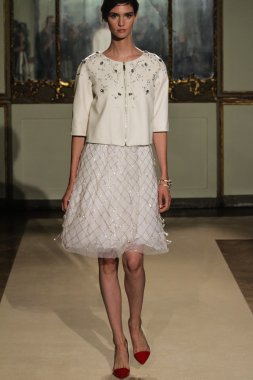 modeli pist elisabetta franchi gösterisi sırasında yürür.