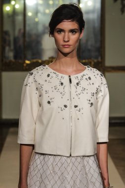 modeli pist elisabetta franchi gösterisi sırasında yürür.