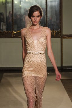 modeli pist elisabetta franchi gösterisi sırasında yürür.