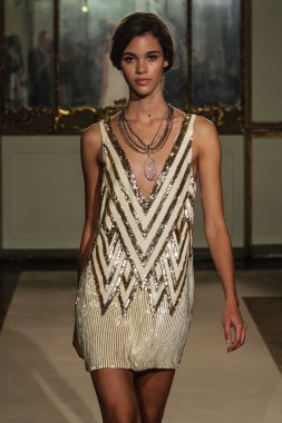 modeli pist elisabetta franchi gösterisi sırasında yürür.