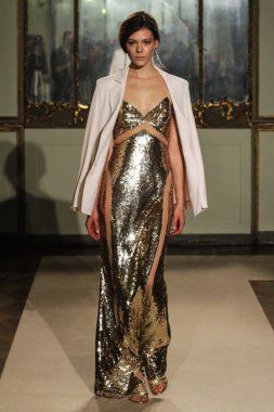 modeli pist elisabetta franchi gösterisi sırasında yürür.