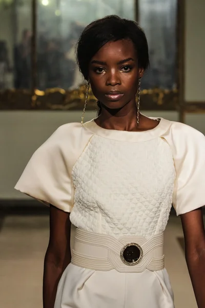 Model walks the runway during the Elisabetta Franchi show — Stock Photo, Image