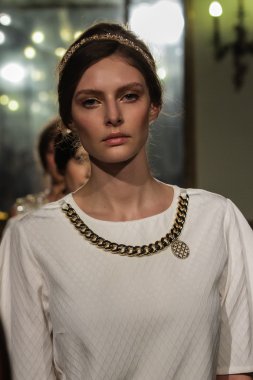 modeli pist elisabetta franchi gösterisi sırasında yürür.