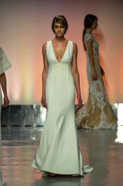 modeli pist rivini bahar 2015 gelinlik koleksiyonu gösteri sırasında yürür.