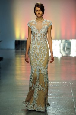 modeli pist rivini bahar 2015 gelinlik koleksiyonu gösteri sırasında yürür.