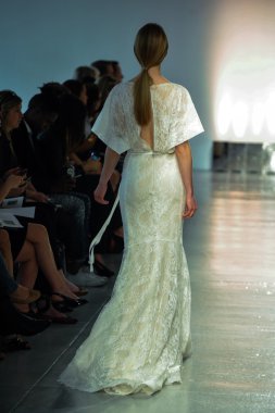 modeli pist rivini bahar 2015 gelinlik koleksiyonu gösteri sırasında yürür.