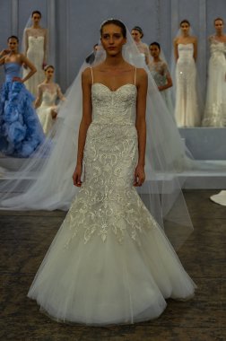 modeli pist monique lhuillier bahar 2015 gelinlik koleksiyonu göstermek sırasında yürür.