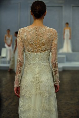 Monique lhuillier bahar 2015 gelinlik koleksiyonu göster