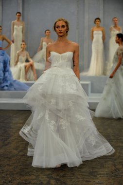 Monique lhuillier bahar 2015 gelinlik koleksiyonu göster