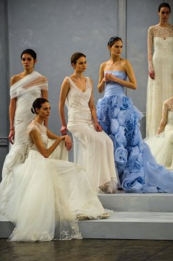 modelleri piste monique lhuillier bahar 2015 gelinlik koleksiyonu gösteri sırasında poz.