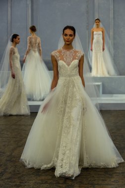 modeli pist monique lhuillier bahar 2015 gelinlik koleksiyonu göstermek sırasında yürür.