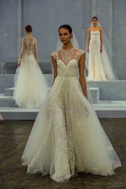 modeli pist monique lhuillier bahar 2015 gelinlik koleksiyonu göstermek sırasında yürür.
