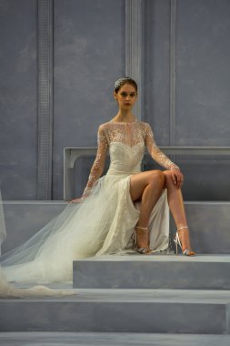 model piste monique lhuillier bahar 2015 gelinlik koleksiyonu gösteri sırasında oluşturmaktadır.