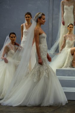 modeli pist monique lhuillier bahar 2015 gelinlik koleksiyonu göstermek sırasında yürür.