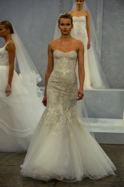 modeli pist monique lhuillier bahar 2015 gelinlik koleksiyonu göstermek sırasında yürür.