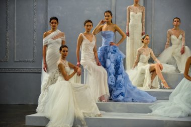 modelleri piste monique lhuillier bahar 2015 gelinlik koleksiyonu gösteri sırasında poz.