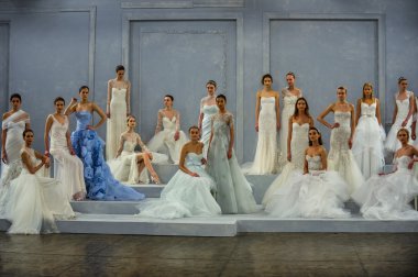 modelleri piste monique lhuillier bahar 2015 gelinlik koleksiyonu gösteri sırasında poz.