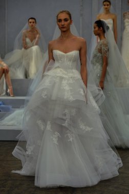 Monique lhuillier bahar 2015 gelinlik koleksiyonu göster