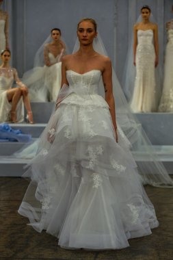 Monique lhuillier bahar 2015 gelinlik koleksiyonu göster