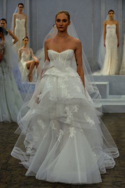 Monique lhuillier bahar 2015 gelinlik koleksiyonu göster
