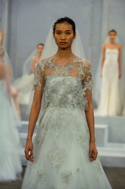 Monique lhuillier bahar 2015 gelinlik koleksiyonu göster