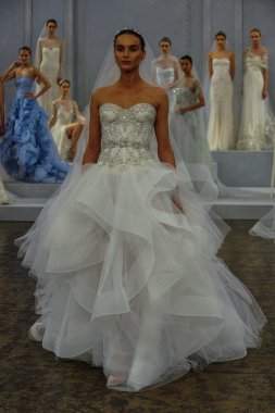 Monique lhuillier bahar 2015 gelinlik koleksiyonu göster