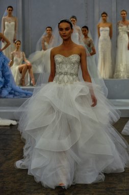 Monique lhuillier bahar 2015 gelinlik koleksiyonu göster