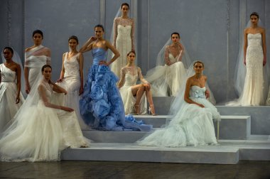 modelleri piste monique lhuillier bahar 2015 gelinlik koleksiyonu gösteri sırasında poz.