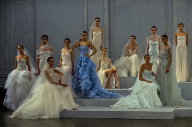 modelleri piste monique lhuillier bahar 2015 gelinlik koleksiyonu gösteri sırasında poz.