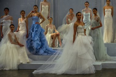 modelleri piste monique lhuillier bahar 2015 gelinlik koleksiyonu gösteri sırasında poz.