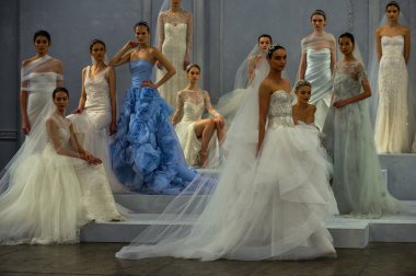 modelleri piste monique lhuillier bahar 2015 gelinlik koleksiyonu gösteri sırasında poz.