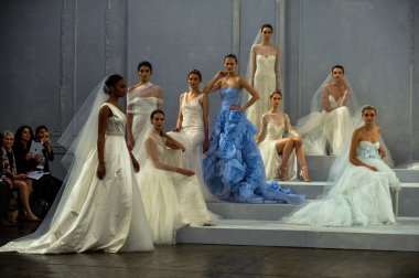 Monique lhuillier bahar 2015 gelinlik koleksiyonu göster