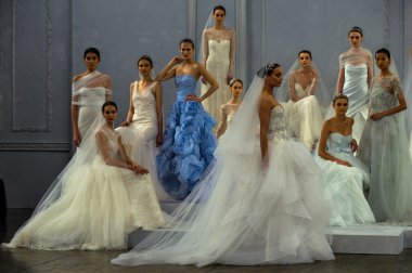 modelleri piste monique lhuillier bahar 2015 gelinlik koleksiyonu gösteri sırasında poz.