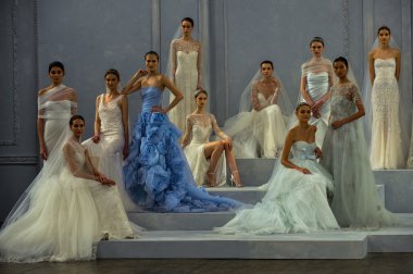modelleri piste monique lhuillier bahar 2015 gelinlik koleksiyonu gösteri sırasında poz.
