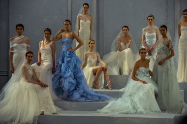 modelleri piste monique lhuillier bahar 2015 gelinlik koleksiyonu gösteri sırasında poz.