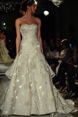 model yürür pist oleg cassini bahar 2015 gelinlik koleksiyonu