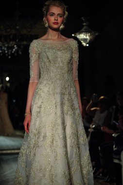 model yürür pist oleg cassini bahar 2015 gelinlik koleksiyonu