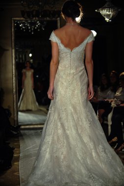 model yürür pist oleg cassini bahar 2015 gelinlik koleksiyonu