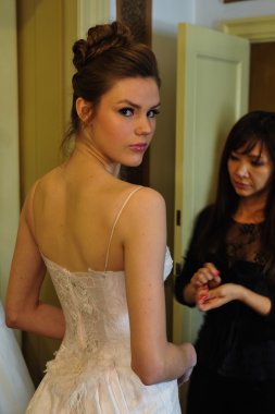 model 2015 gelinlik koleksiyonu göstermek jenny lee Bahar önce sahne arkasında hazır hale