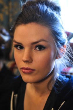 model 2015 gelinlik koleksiyonu göstermek jenny lee Bahar önce sahne arkasında hazır hale
