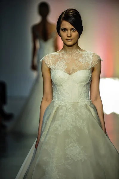 Model walks the runway during the RIVINI Spring 2015 Bridal collection show — Stock Photo, Image