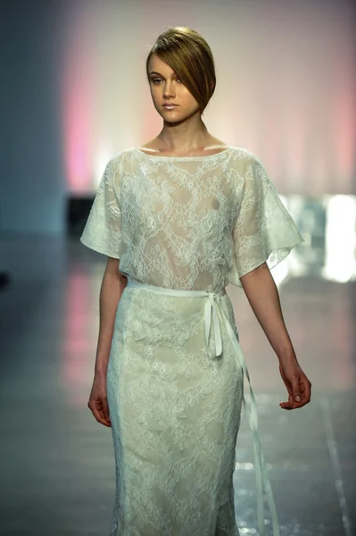 Model walks the runway during the RIVINI Spring 2015 Bridal collection show — Stock Photo, Image