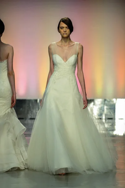 Model walks the runway during the RIVINI Spring 2015 Bridal collection show — Stock Photo, Image