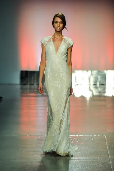 Model walks the runway during the RIVINI Spring 2015 Bridal collection show — Stock Photo, Image