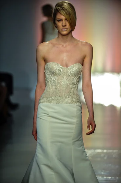 Model walks the runway during the RIVINI Spring 2015 Bridal collection show — Stock Photo, Image