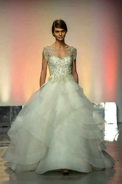 RIVINI Spring 2015 Bridal collection show — Stock Photo, Image