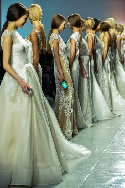 Rivini voorjaar van 2015 bridal collection weergeven — Stockfoto