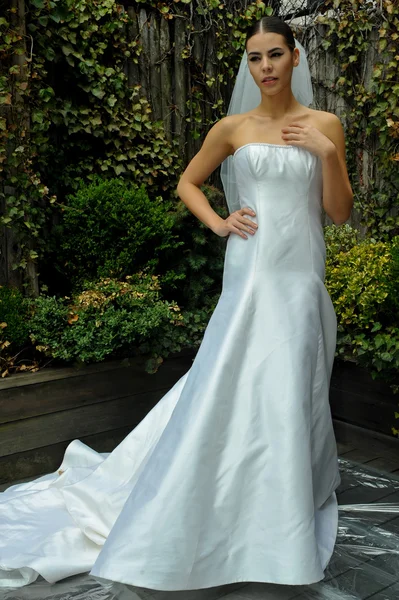Iustina mccaffrey voorjaar van 2015 bridal collection weergeven — Stockfoto
