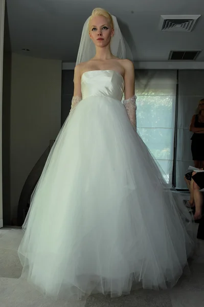 Justina McCaffrey Spring 2015 Bridal collection show — Stock Photo, Image