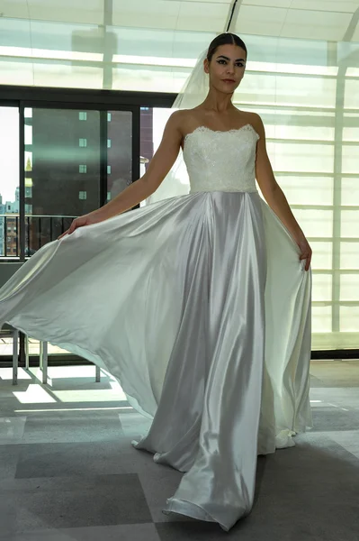 Justina McCaffrey Spring 2015 Bridal collection show — Stock Photo, Image